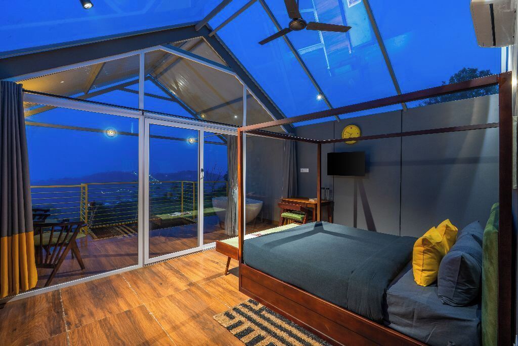 Premium Stargazing Cottage with Glass Roof, Balcony and Bathtub | Free WiFi