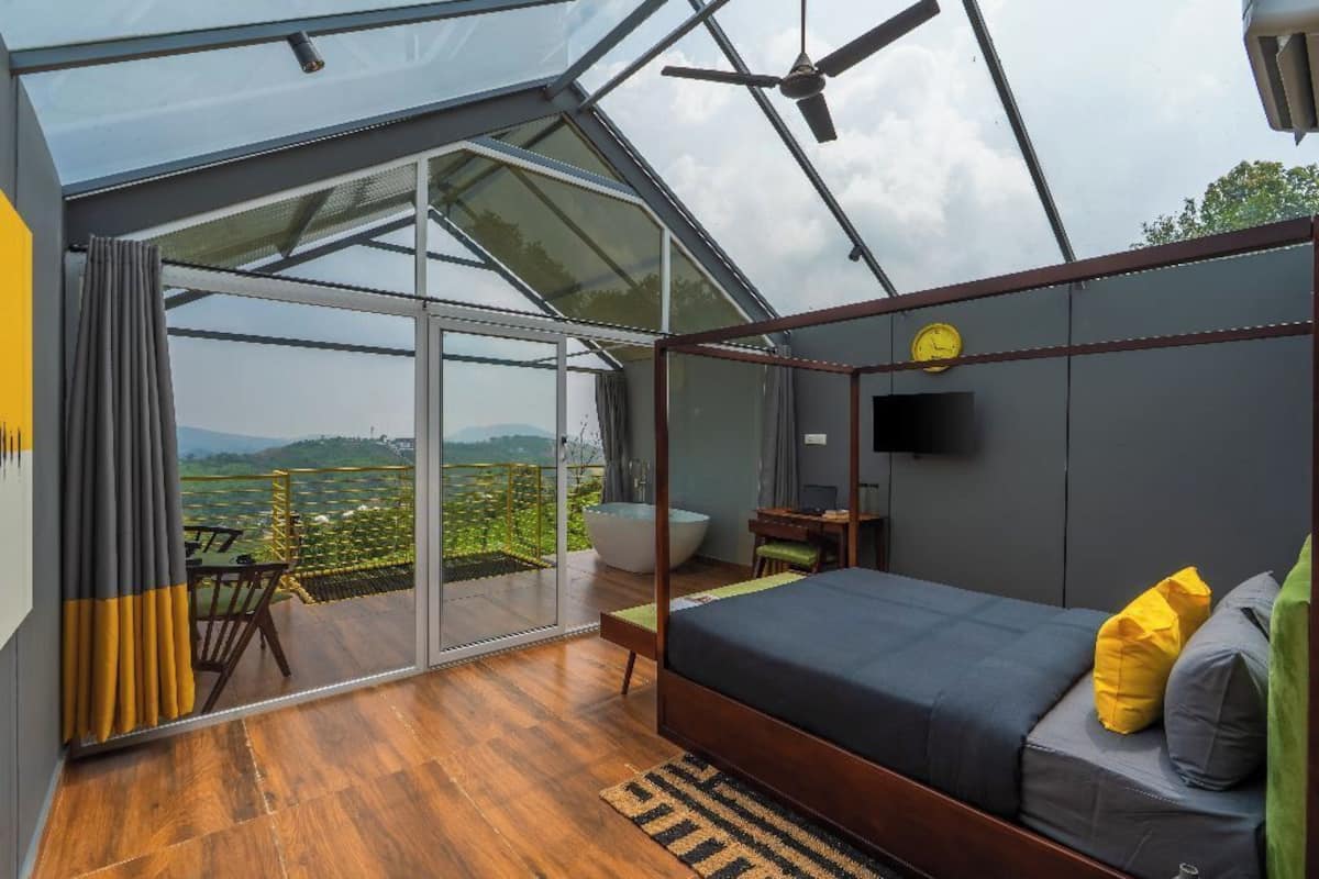 Premium Stargazing Cottage with Glass Roof, Balcony and Bathtub