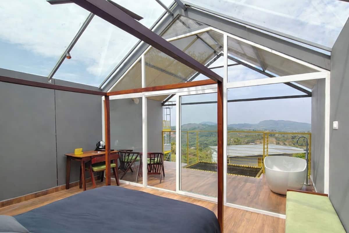 Premium Stargazing Cottage with Glass Roof, Balcony and Bathtub | Free WiFi
