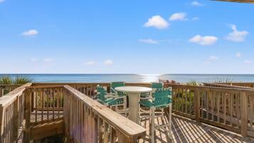 Maison en rangée, Plusieurs lits, balcon, vue sur l’océan (17617 Front Beach Rd) | Restauration en plein air