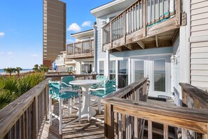 Residenza, letti multipli, balcone, vista oceano (17617 Front Beach Rd) | Ristorazione all'aperto