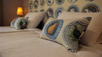 Una cama con almohadas estampadas y cabecera con diseños circulares.