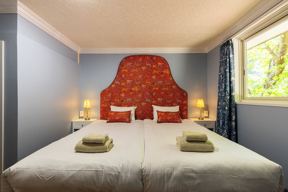 Standard Double or Twin Room, Non Smoking, Garden View | Individually decorated, desk, laptop workspace, blackout drapes
