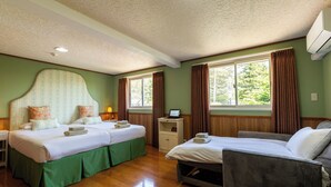 A hotel room with two beds, a desk, a laptop, and a window with curtains. - Auberge The Kawaguchiko Villa (Fujikawaguchiko)