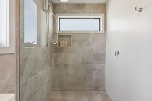 Douche, sèche-cheveux, serviettes fournies, savon