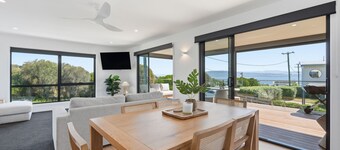 'The Bay Escape' Opossum Bay Tasmania 7023 - Beach side suburb 40 mins to Hobart