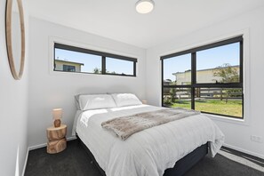 3 bedrooms, iron/ironing board, travel cot, free WiFi - 'The Bay Escape' Opossum Bay Tasmania 7023 - Beach side suburb 40 mins to Hobart (Opossum Bay)