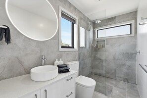Een douche, een haardroger, handdoeken, zeep