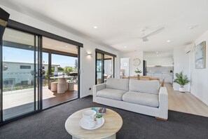 Smart TV - 'The Bay Escape' Opossum Bay Tasmania 7023 - Beach side suburb 40 mins to Hobart (Opossum Bay)