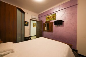 1 quarto, escrivaninha, Wi-Fi, roupa de cama