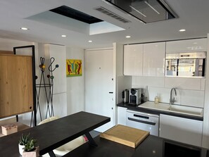 Een koelkast, een microgolfoven, een oven, een kookplaat