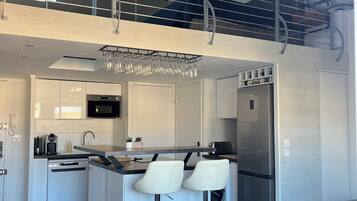 Jääkaappi, mikroaaltouuni, uuni, liesi