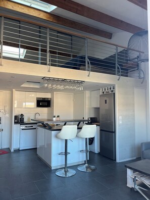 Jääkaappi, mikroaaltouuni, uuni, liesi