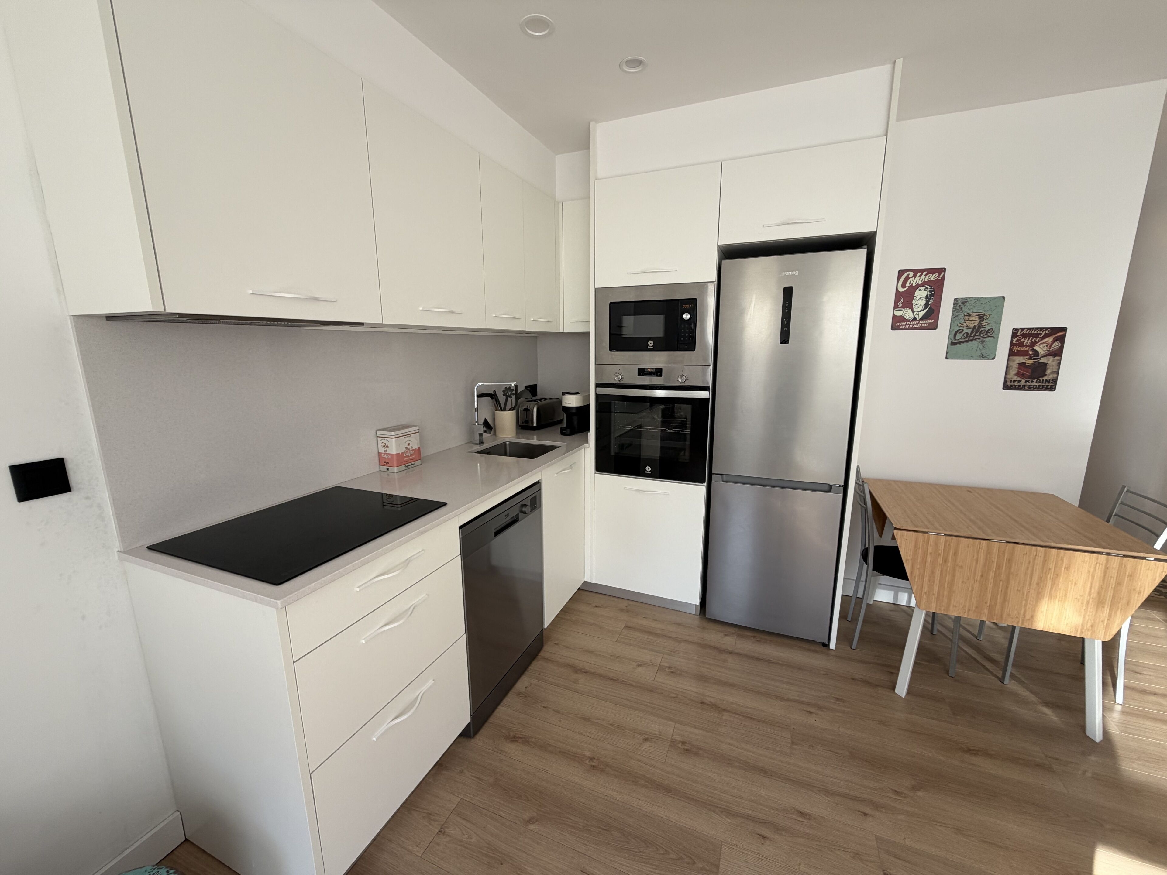 Geladeira, micro-ondas, fogão, cooktop