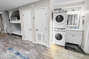 Townhouse, Beberapa Tempat Tidur, patio, pemandangan kebun (18807 Deluna Ct) | Interior