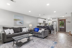 Townhome - flera sängar - uteplats - utsikt mot trädgården (18807 Deluna Ct) | Vardagsrum