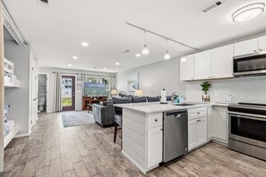 Casa de ciudad, varias camas, patio, vista al jardín (18807 Deluna Ct) | Cocina privada