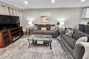 Townhouse, Beberapa Tempat Tidur, patio, pemandangan kebun (18807 Deluna Ct) | Area keluarga