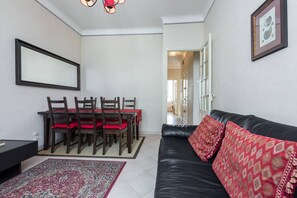 Smart TV - Bright 3-Bed Top-Floor Apartment in Heart of Cannes 5-Min Walk to Croisette (Cannes)