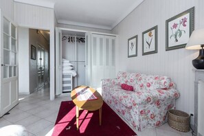 Smart TV - Bright 3-Bed Top-Floor Apartment in Heart of Cannes 5-Min Walk to Croisette (Cannes)