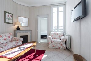 3 bedrooms, desk, iron/ironing board, free WiFi - Bright 3-Bed Top-Floor Apartment in Heart of Cannes 5-Min Walk to Croisette (Cannes)