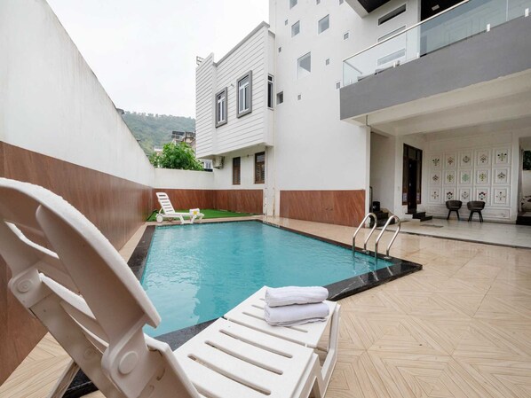 House | Pool