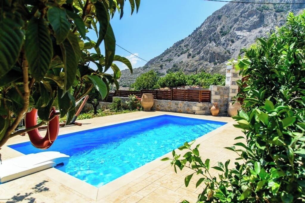 Una piscina al aire libre de temporada