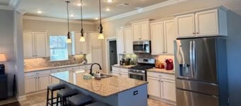 Paradise in the city! Cozy 3-bedroom house in the middle of all the attractions!