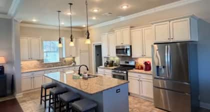 Paradise in the city! Cozy 3-bedroom house in the middle of all the attractions!