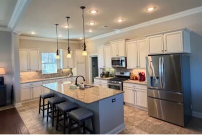 Paradise in the city! Cozy 3-bedroom house in the middle of all the attractions!