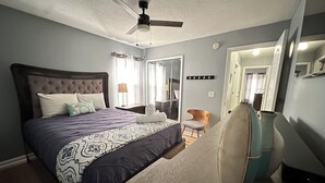 3 bedrooms, desk, iron/ironing board, free WiFi - A cozy retreat designed for comfort, relaxation, and effortless vacation living. (Jacksonville)