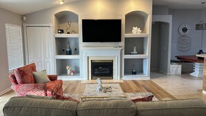 Smart TV, computer monitors - A cozy retreat designed for comfort, relaxation, and effortless vacation living. (Jacksonville)