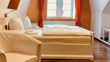 Standard Double Room | Laptop workspace, free WiFi