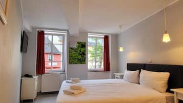 Habitación doble estándar | Espacio para trabajar con laptop y wifi gratis