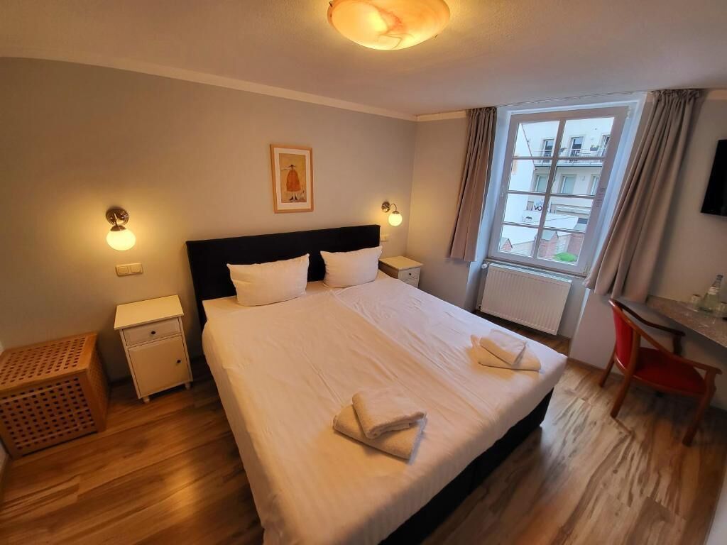 Habitación doble estándar | Espacio para trabajar con laptop y wifi gratis 