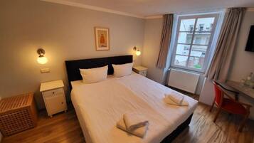 Habitación doble estándar | Espacio para trabajar con laptop y wifi gratis