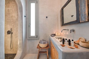 Een douche, handdoeken
