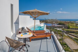 Outdoor dining - Villa - Sleeps 3 - Private Pool-parking (Santorini)