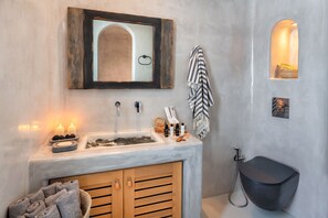 Shower, towels - Villa - Sleeps 3 - Private Pool-parking (Santorini)