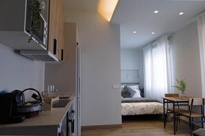 Tabla de planchar con plancha, wifi, ropa de cama