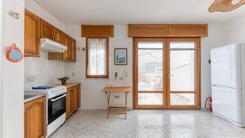 Kylskåp, ugn, spishäll och kaffe- och tebryggare