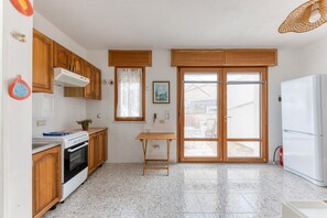 Fridge, oven, stovetop, coffee/tea maker