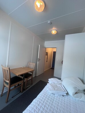 Standardzimmer, Blick auf den Innenhof | Schreibtisch, laptopgeeigneter Arbeitsplatz, Verdunkelungsvorhänge