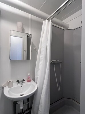 Dusche, Handtücher, Toilettenpapier