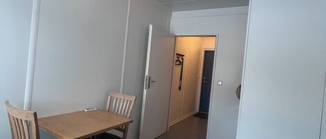 書桌、手提電腦工作空間、遮光窗簾/窗簾、隔音