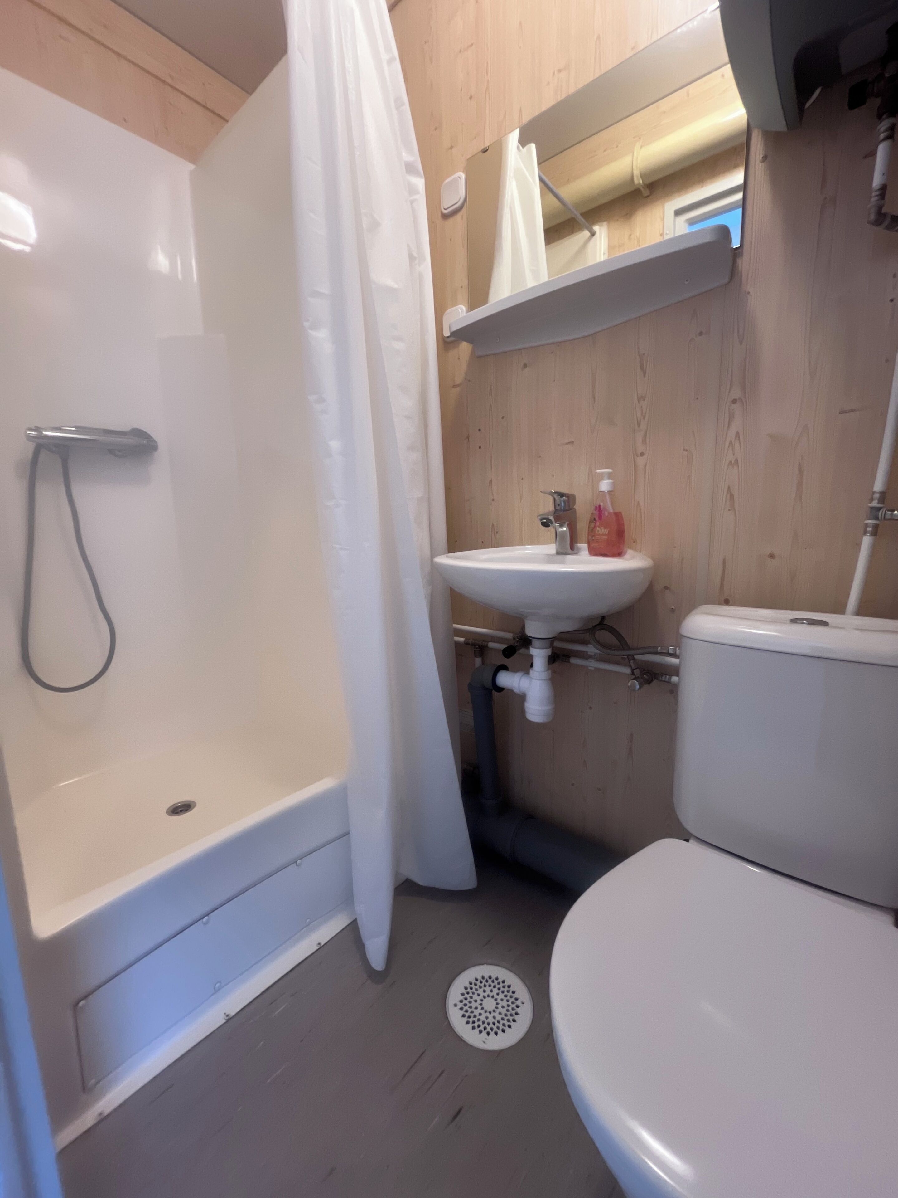 Appartement Deluxe | Salle de bain | Douche, serviettes fournies, papier toilette