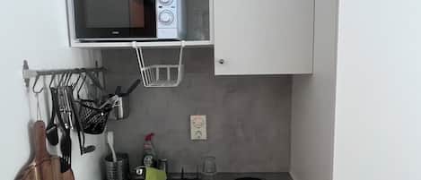 Standard Room, Courtyard View | Private kitchen | Fridge, microwave, oven, stovetop