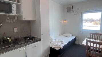 Chambre Standard, vue cour intérieure | Bureau, espace de travail pour ordinateur portable, rideaux occultants