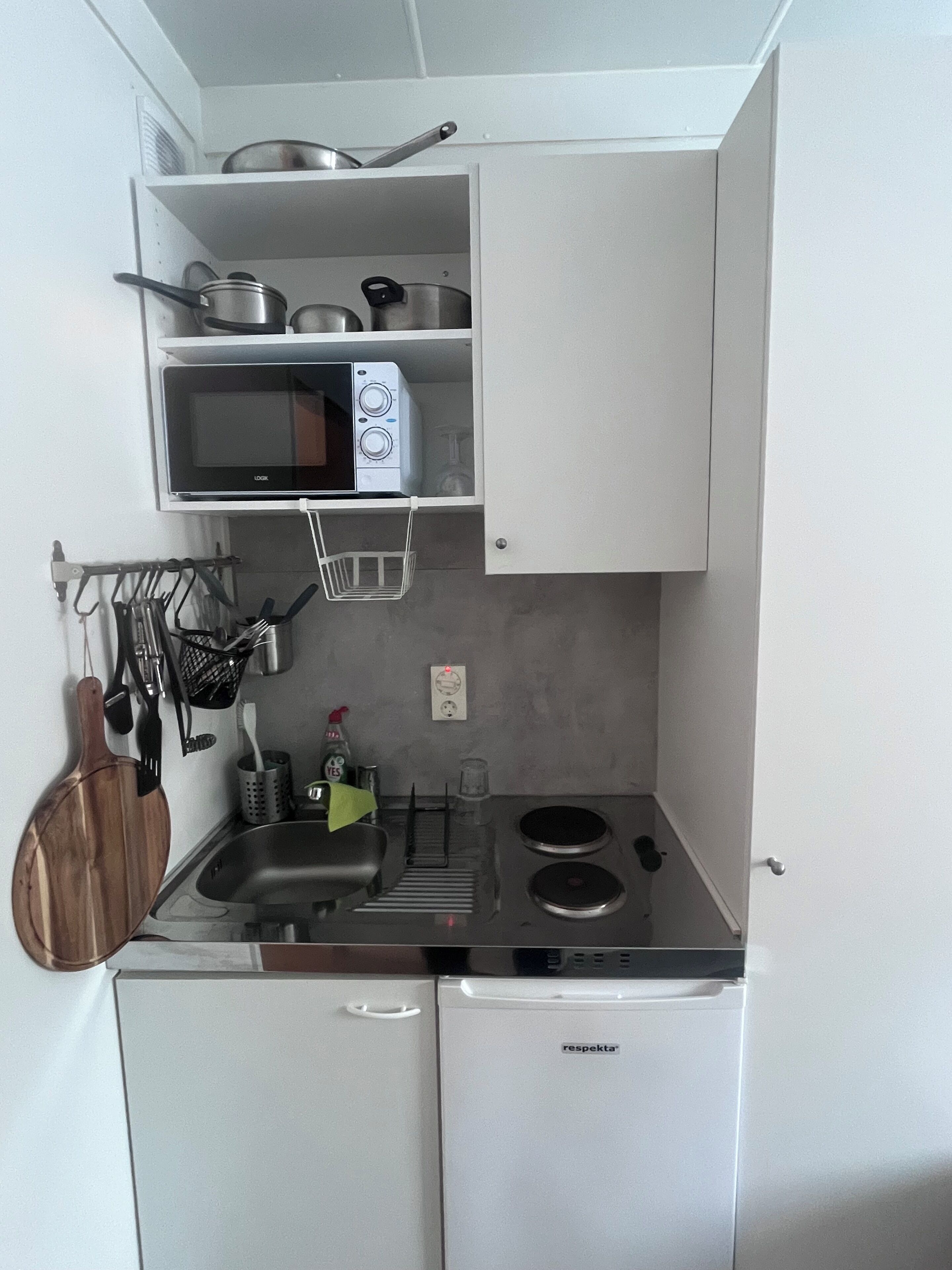 Kühlschrank, Mikrowelle, Ofen, Herdplatte