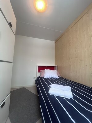 Desk, laptop workspace, blackout curtains, soundproofing - Ulseröd Hostel Lysekil (Lysekil)